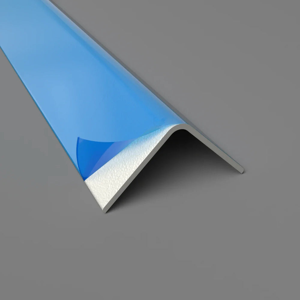 PVC Eckprofil off white fuer Wandschutz strukturierte Oberflaeche