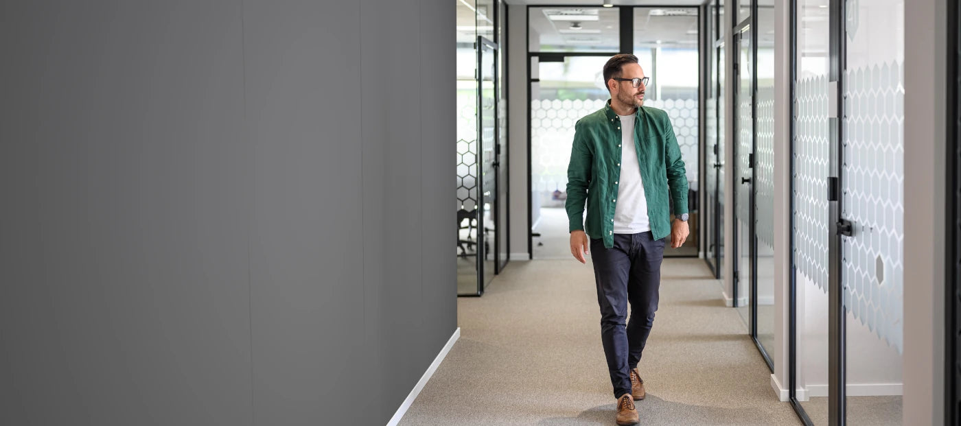 Modernes Büro mit hygienischem, robustem und pflegeleichtem Wandschutz in elegantem Design – ideal für stark frequentierte Arbeitsumgebungen.