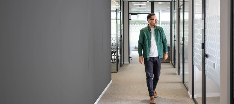 Modernes Büro mit hygienischem, robustem und pflegeleichtem Wandschutz in elegantem Design – ideal für stark frequentierte Arbeitsumgebungen.