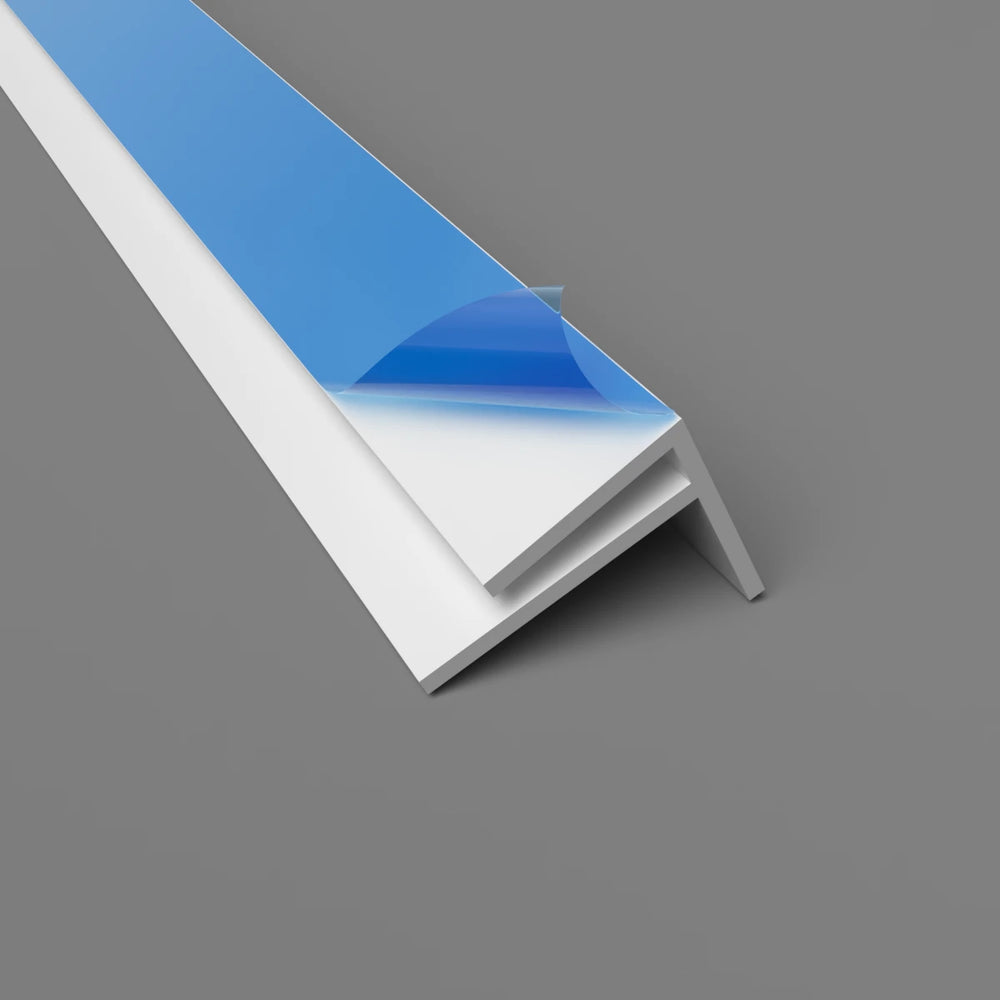 Weißes PVC-F-Außenwinkelprofil für hygienische Wandverkleidungen, geeignet für Platten bis 3 mm, Länge 2440 mm oder 3050 mm.