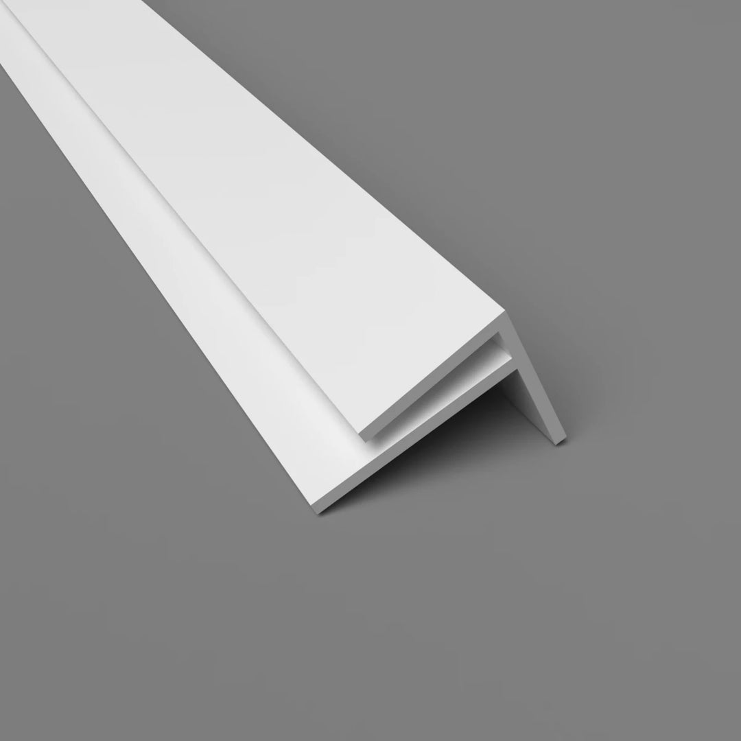 F-Außenwinkelprofil aus weißem PVC mit satinierter Oberfläche, perfekt für saubere und stabile Außenecken bei Wandverkleidungen.