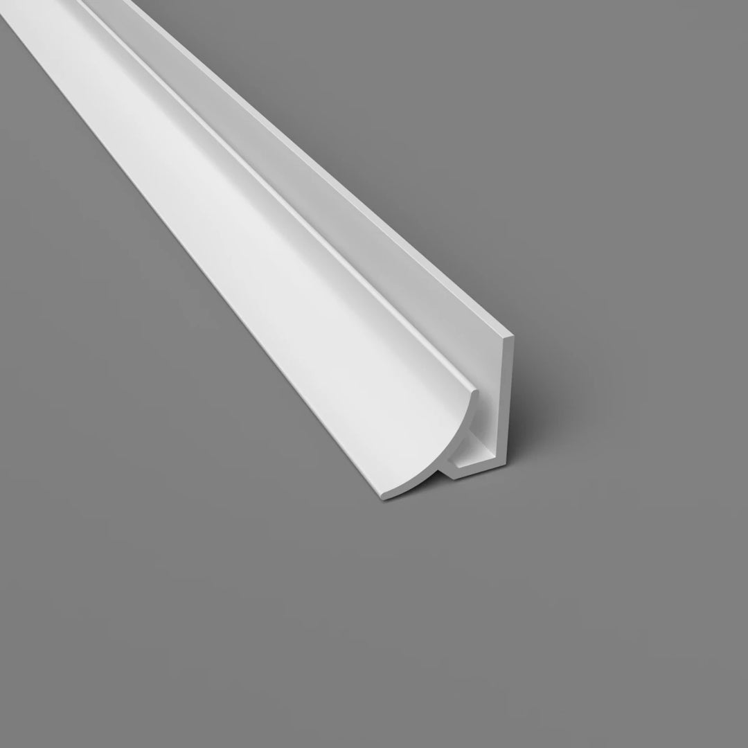 Weißes PVC-Innenradius-Winkelprofil für hygienische Wandverkleidungen, passend für Platten von 1,5 mm bis 3 mm, in 2440 mm oder 3050 mm erhältlich.