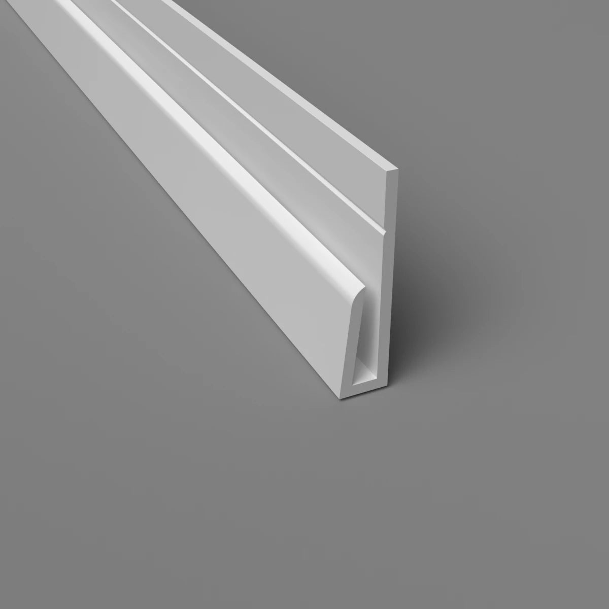 Weißes PVC-Randprofil für hygienische Wandverkleidungen, geeignet für Platten bis 3 mm, 2440 mm oder 3050 mm lang.