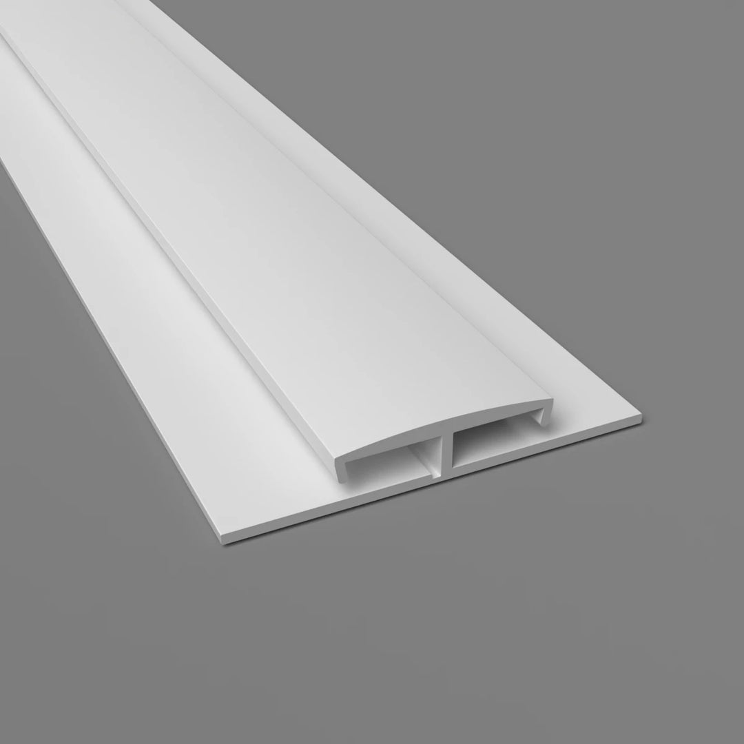  Weißes einteiliges PVC-H-Verbindungsprofil für hygienische Wandverkleidungen, geeignet für Platten bis 3 mm, in 2440 mm oder 3050 mm Länge.