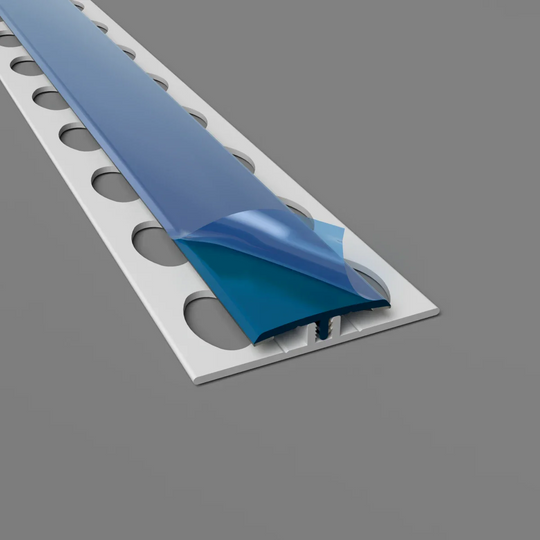 Zweiteilige H-Trennleiste in blau mit Schutzfolie – optimal für hygienische Wandverkleidungen