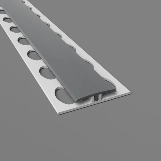 Zweiteilige H-Trennleiste in titangrau – Montageansicht mit Basisprofil und Abdeckung für PVC-Wandverkleidungen