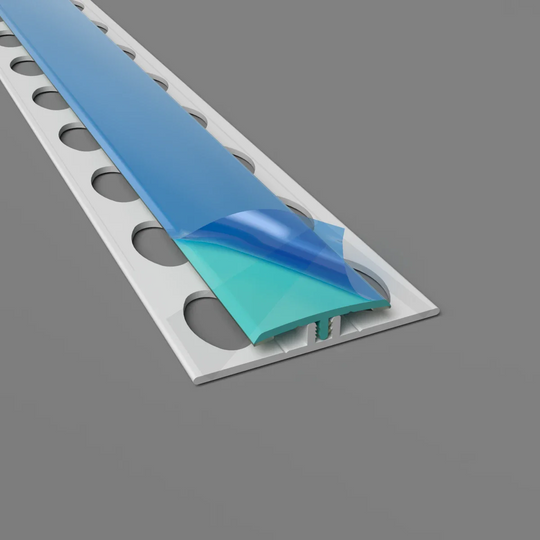 Zweiteilige H-Trennleiste in türkis mit Schutzfolie – optimal für hygienische Wandverkleidungen