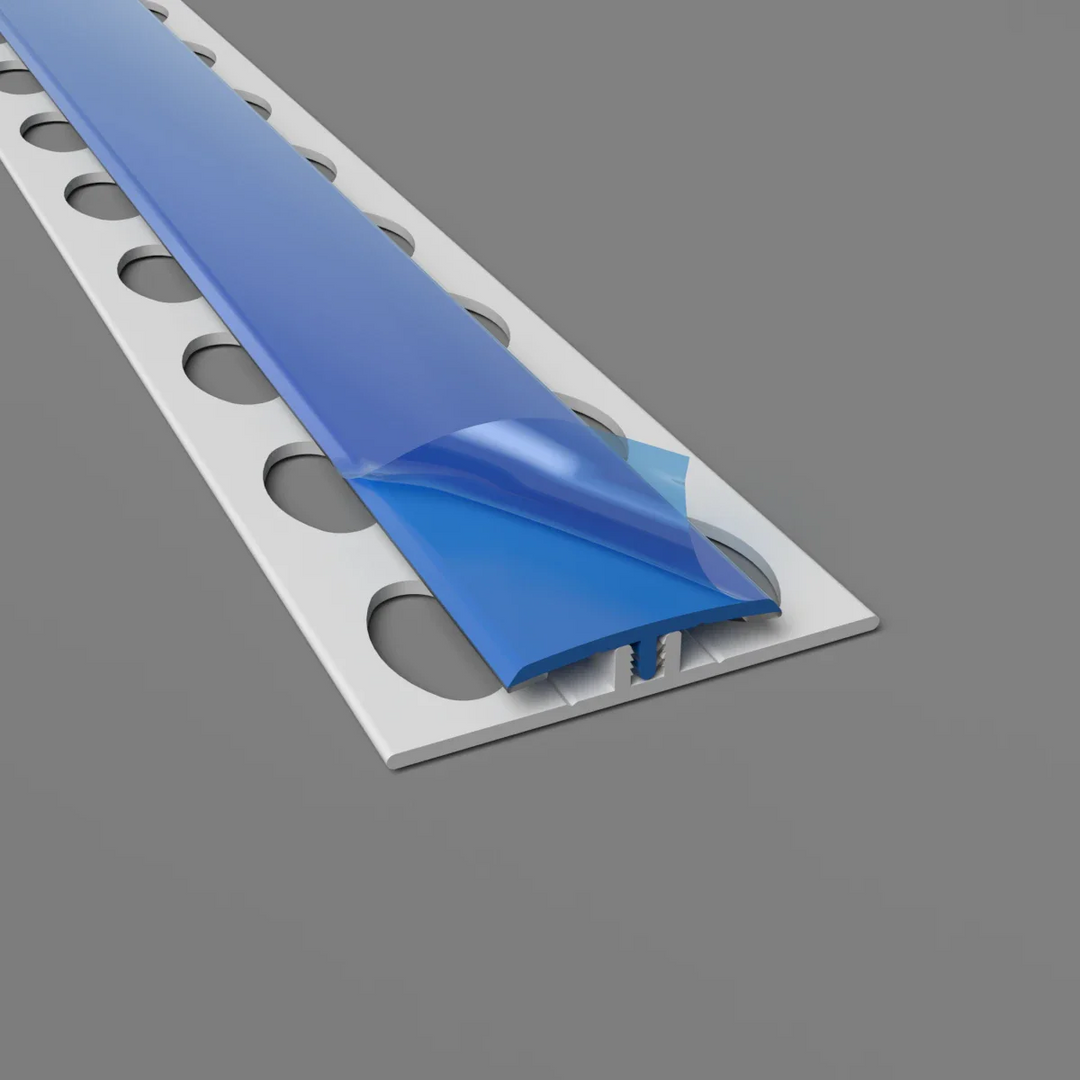 Zweiteilige H-Trennleiste in opalblau mit Schutzfolie – optimal für hygienische Wandverkleidungen